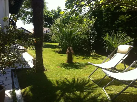 House between sea and mountain - heated pool - high end equipment Отели в г. Ларсор