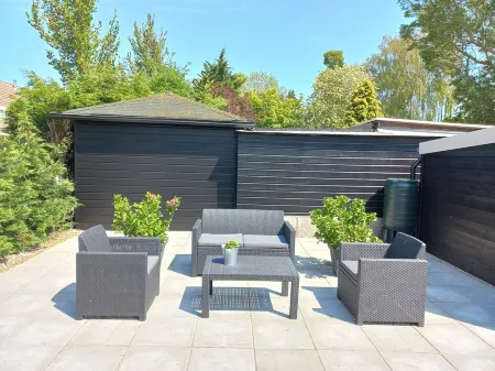 Nette vakantie woning met tuin en terrassen midden in het dorp