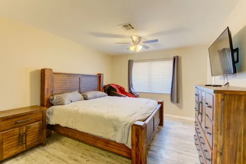 KING SIZE BED! MASSAGE CHAIR! EV CHARGER~~OVERHEAD SHOWER!15 Minutes From Strip!