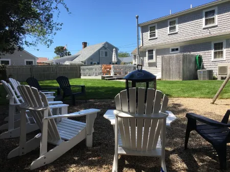 Cozy Cape Steps from 2 Beaches + Private Beach Deeded Access Отели рядом с достопримечательностью «Парк Си Вью»