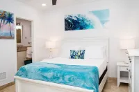 LA VISTA -Modern and Chic, Private 1BR Condo, Walk to Beach and Restaurants.