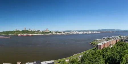 What a View!!! Chateau, Balcony incredible view of the Chateau! Free parking!