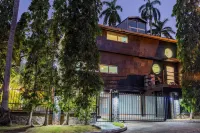 Private Vacation Home: Pool, BBQ and more ALEX AND ANI附近的飯店