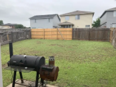 Modern Home Minutes Away from COTA & Downtown Austin. 奧斯汀伯格史東國際機場附近的飯店