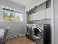 Bright 2bd suite with ocean views! Perfect getaway for family or friends! Hotels in Mill Bay