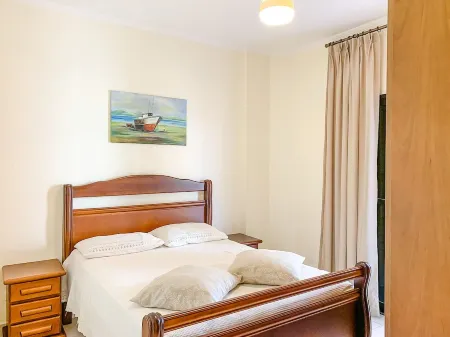 3 bedroom apartment, 100m from the beach with pool and barbecue