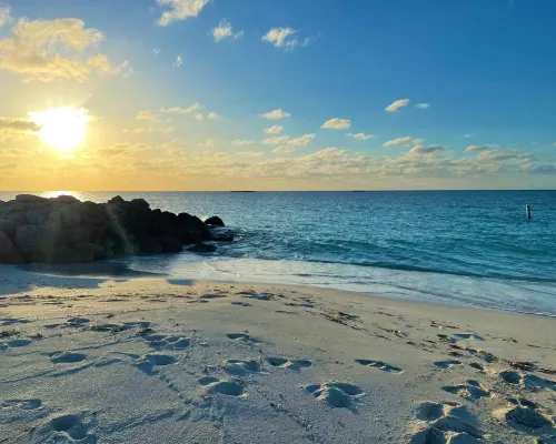 Lovely Studio steps from the beach. Optional golf car rent Hotels in Bailey Town