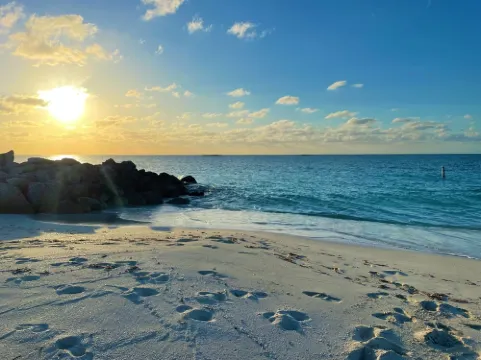 Lovely Studio steps from the beach. Optional golf car rent