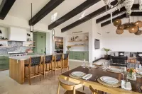 Penthouse Retreat with Breathtaking Ocean Views Hotel di 