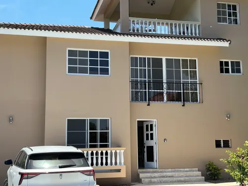Charming 5 Bedroom/5 Bathroom Villa Walking Distance to the Center of Town