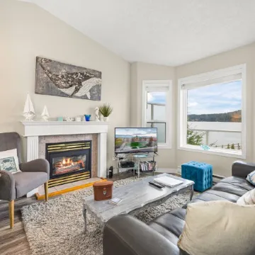 Beach Front Retreat :Private Beach and Dock Access, Hot Tub, BBQ &Free Kayaks!