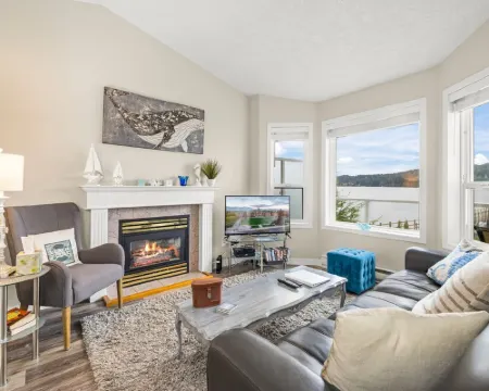 Beach Front Retreat :Private Beach and Dock Access, Hot Tub, BBQ &Free Kayaks! Hotels in Sooke