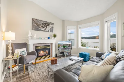 Beach Front Retreat :Private Beach and Dock Access, Hot Tub, BBQ &Free Kayaks!