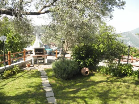 holiday home a few km from the Sorrento peninsula with garden and parking space Отели в г. Пимонте