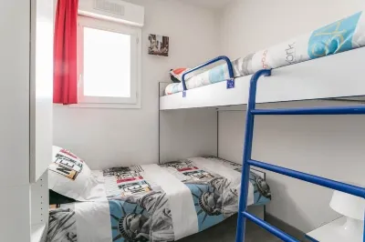 Air-conditioned T3 with pool and sea view