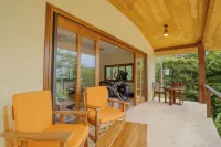 Ocean view home in Dominical w/ pool & WiFi / 8p