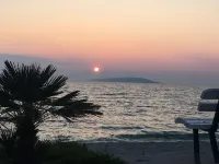 Cozy House: first-row beach, hottub, AC, gasgrill, hearth, W/D, gardens, prkng Hoteles en Gradac