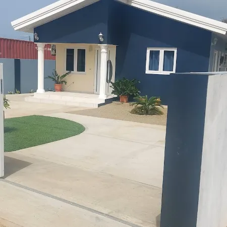 Romantic House with Spacious Hot Tub Spa, Family/Pet friendly and Free Parking