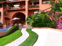 Beautiful 1 bedroom Condo above La Ropa Beach Hotels in Zihuatanejo