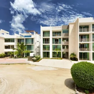 Paraiso304; Entire Luxury Condo 3 minute walk from the beach