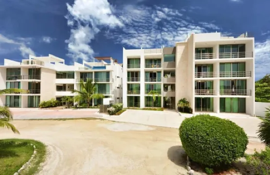Paraiso304; Entire Luxury Condo 3 minute walk from the beach