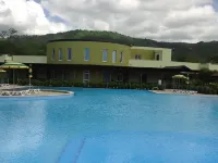 Stunning studio holiday apartment for 2/3 on resort, close to beach with 2 pools - 游泳池