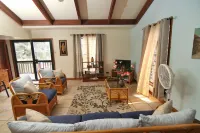 Beautiful Home with Mountain Views and Pool