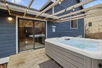 COZY MOUNTAIN ESCAPE5mi frm slopes 50ft to trails. HOT TUB!