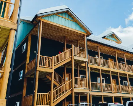 Modern mountain condo on Northstar Mountain licence # STRU 2025-16819 金伯利酒店