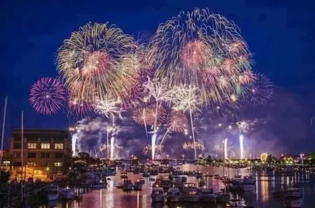 Charming 2-bdrm house w WiFi, game room, hot tub, & outdoor fire pit in Bay City