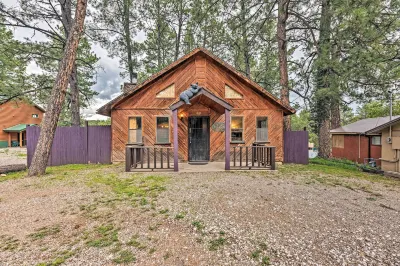 Ruidoso Cabin w/ Deck & Grill - Walk to Town! 루이도소 호텔