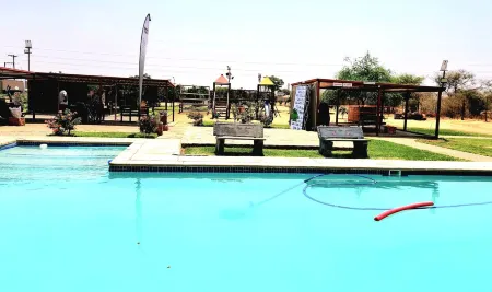 Tlokweng Rose Garden Guesthouse Отели рядом с достопримечательностью «University of Botswana»