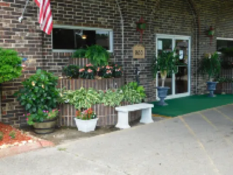 Cedar Glade Resort Hotels in Izard County