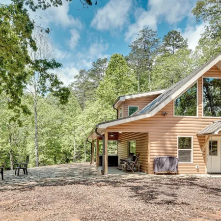 Sip, Hike and Explore Sleek Retreat in Cleveland!