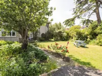 Molly's Place Hotels near Shelley Park