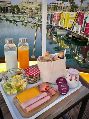 Boat Haus Mediterranean Experience Alcaidesa  la Linea Отели в г. Ла-Линеа-де-ла-Консепсьон