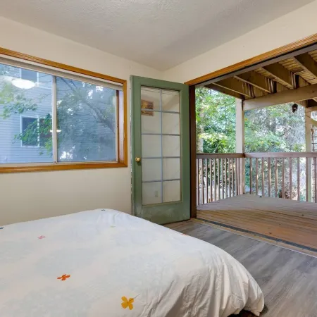Oregon Jade Lodging- Spacious 2 Bedrooms, Ev Charger, Quite by Stream