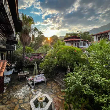 Liya Boutique Hotel & Suites