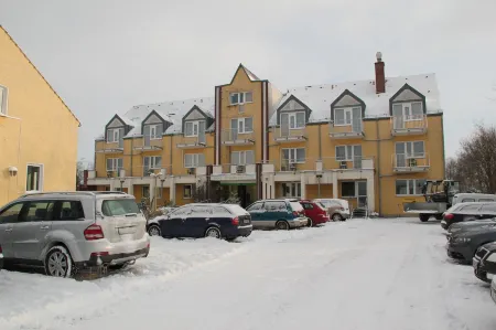 Landhotel Löwenbruch Отели в г. Людвигсфельде