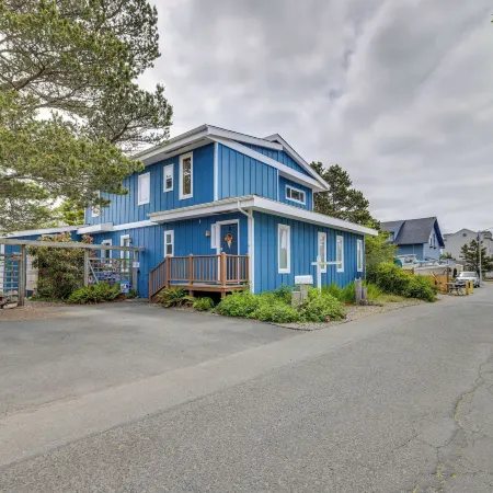 House w/ Hot Tub & Deck - Walk to Seaside Beach!