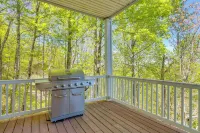Lake-View Condo with Covered Deck in Hiawassee! - 3 tähden