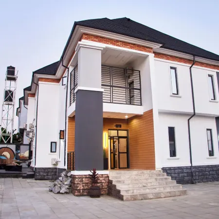 De Mipos Luxury Suites Отели рядом с достопримечательностью «Терминал аэропорта Абуджа Ннамди Азикиве»