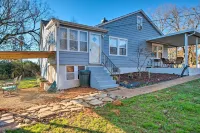 Modern Florence Getaway w/ Patio & Grill! - parking