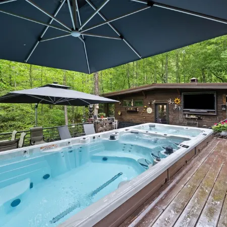 Modern, Luxurious Cabin for Two Located on a Cascading Waterfall.