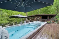 Modern, Luxurious Cabin for Two Located on a Cascading Waterfall.