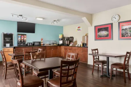 Super 8 by Wyndham Findlay