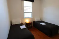 Glenelg Holiday Apartments-Ellis - parking