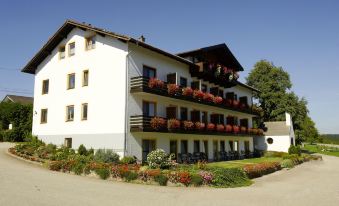 Hotel Seeblick & Ferienwohnung