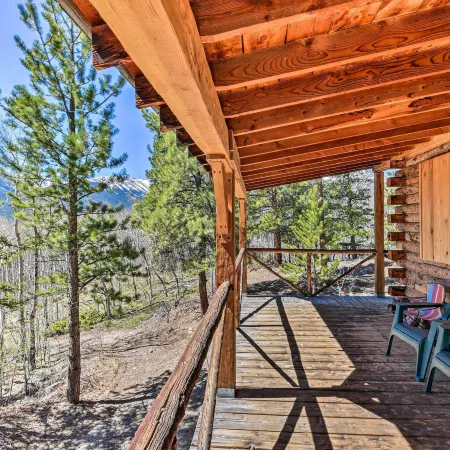 Idyllic Twin Lakes Escape w/ Views of the Lakes