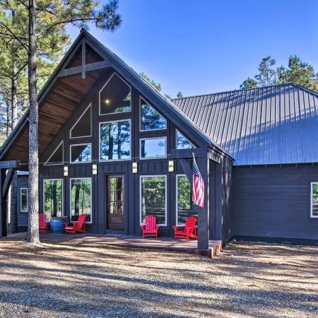Stylish Broken Bow Cabin w/ Hot Tub + Fire Pit!